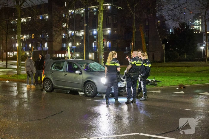 Fietser vliegt door rood bij Pompenburg en verliest tanden na harde botsing