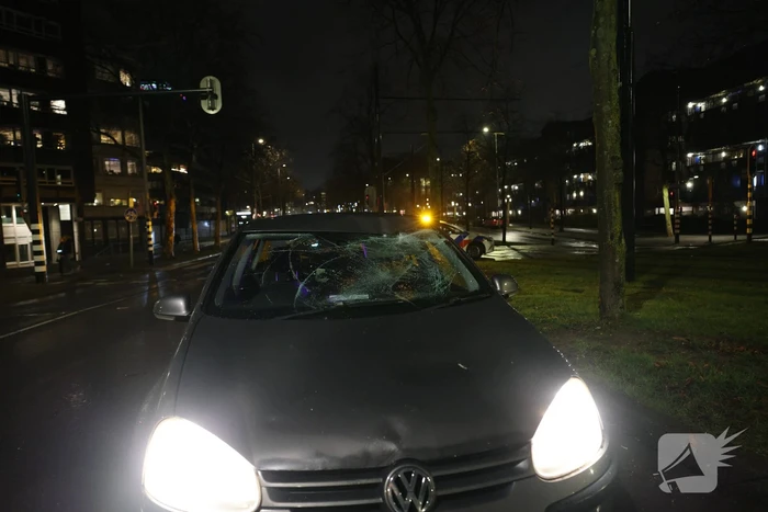 Fietser vliegt door rood bij Pompenburg en verliest tanden na harde botsing
