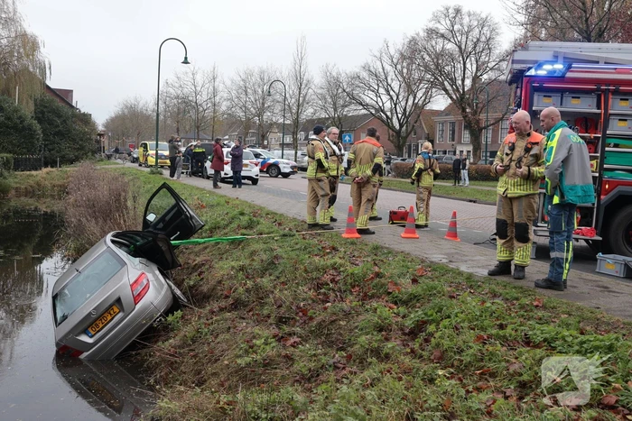 Auto komt in het water na ongeval