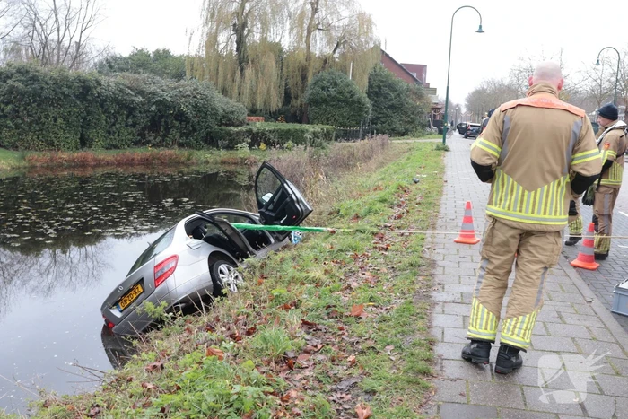 Auto komt in het water na ongeval