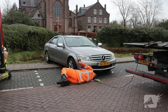 Auto komt in het water na ongeval