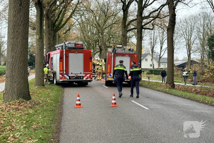 Auto botst op boom en bestuurder raakt bekneld