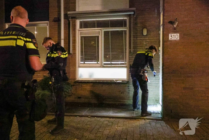 Explosie bij voordeur veroorzaakt schade