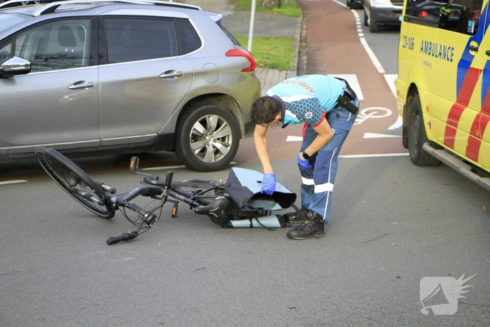 Fietsster gewond bij aanrijding op rotonde