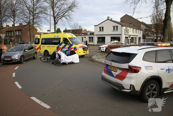 Fietsster gewond bij aanrijding op rotonde