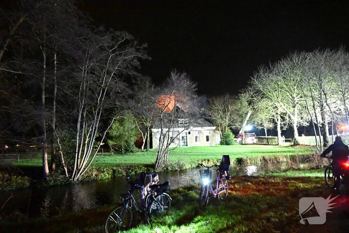 Uitslaande brand bij woonboerderij met rietendak