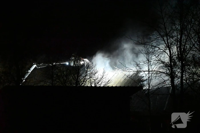 Uitslaande brand bij woonboerderij met rietendak