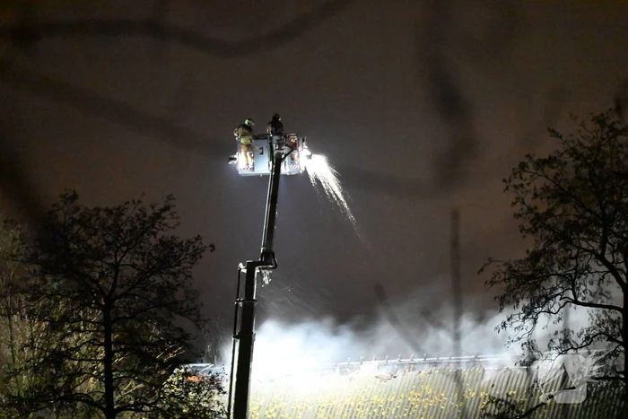 Uitslaande brand bij woonboerderij met rietendak