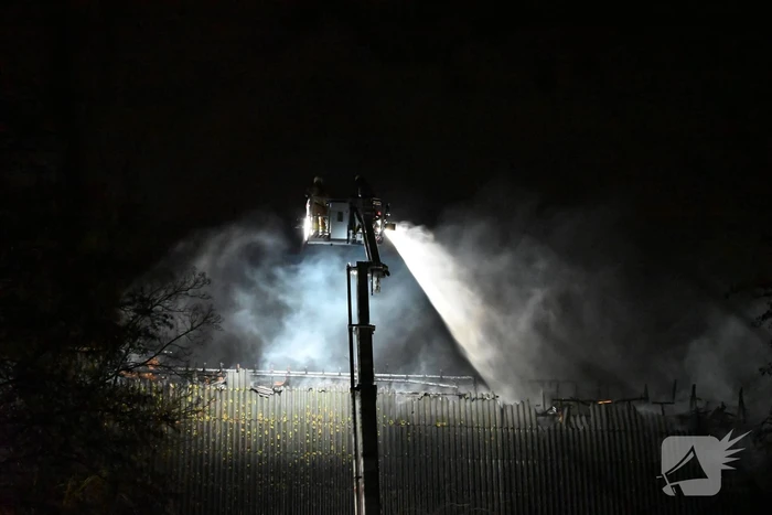 Uitslaande brand bij woonboerderij met rietendak