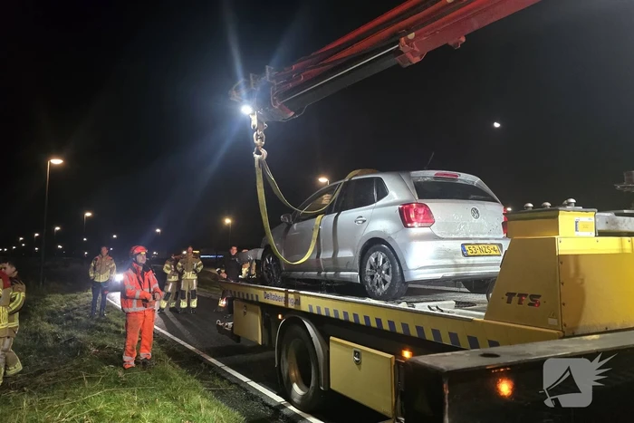 Auto te water na vlucht van bestuurder