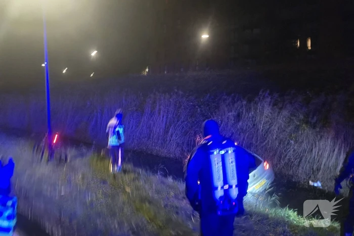 Auto te water na vlucht van bestuurder