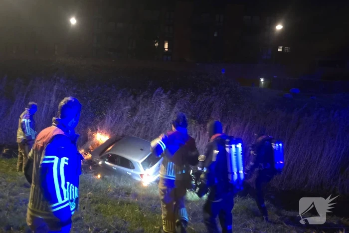 Auto te water na vlucht van bestuurder