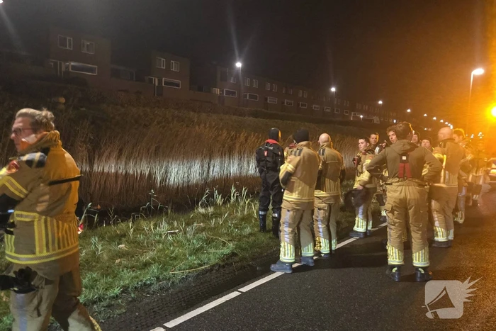 Auto te water na vlucht van bestuurder