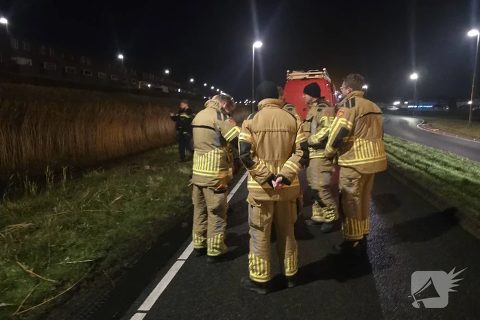 Auto te water na vlucht van bestuurder