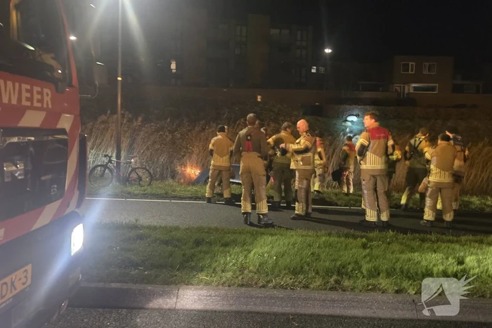 Auto te water na vlucht van bestuurder