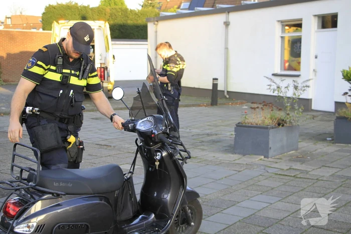 Scooterrijster raakt gewond bij val op oversteekplaats