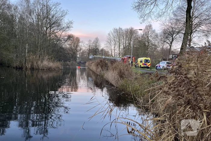 Auto raakt te water bij kruising