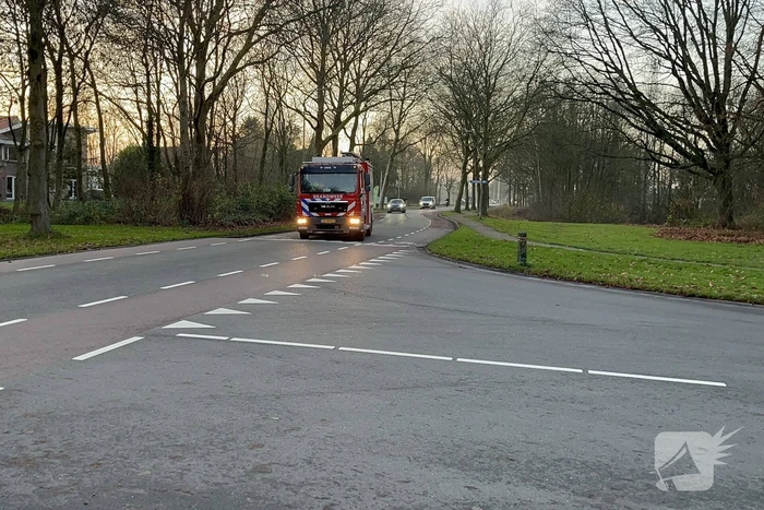 Auto raakt te water bij kruising