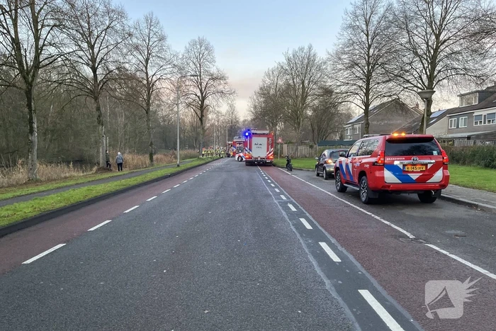 Auto raakt te water bij kruising