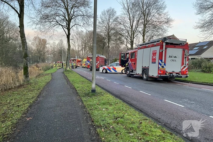 Auto raakt te water bij kruising