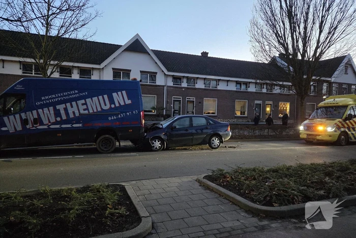 Personenauto botst achter op bakwagen
