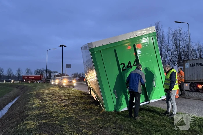 Vrachtwagen verliest oplegger op drukke weg