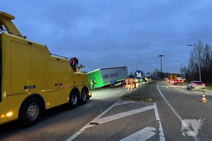 Vrachtwagen verliest oplegger op drukke weg