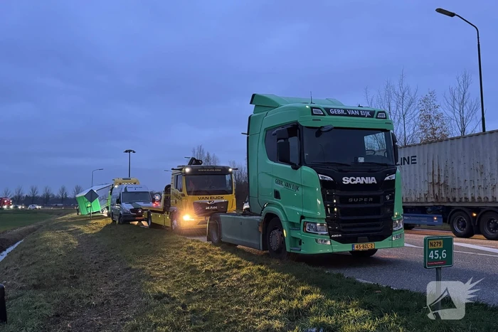 Vrachtwagen verliest oplegger op drukke weg