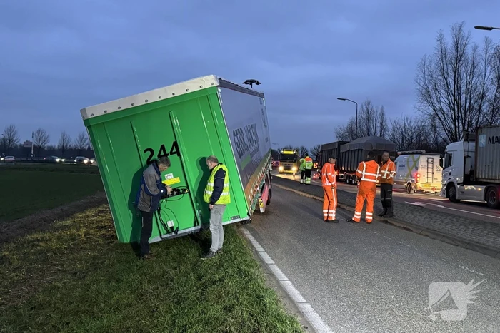 Vrachtwagen verliest oplegger op drukke weg