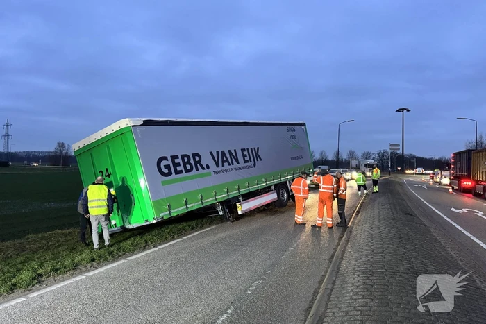 Vrachtwagen verliest oplegger op drukke weg