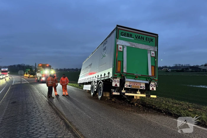 Vrachtwagen verliest oplegger op drukke weg