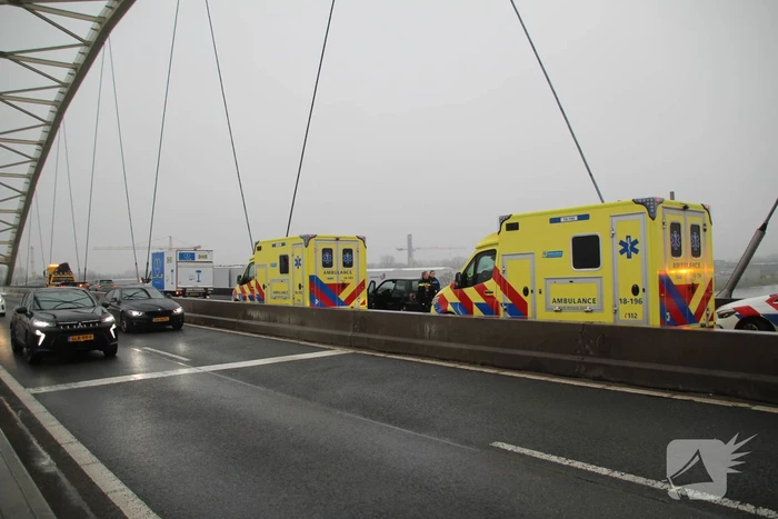 Zware aanrijding tussen bakwagen en auto in Dordrecht