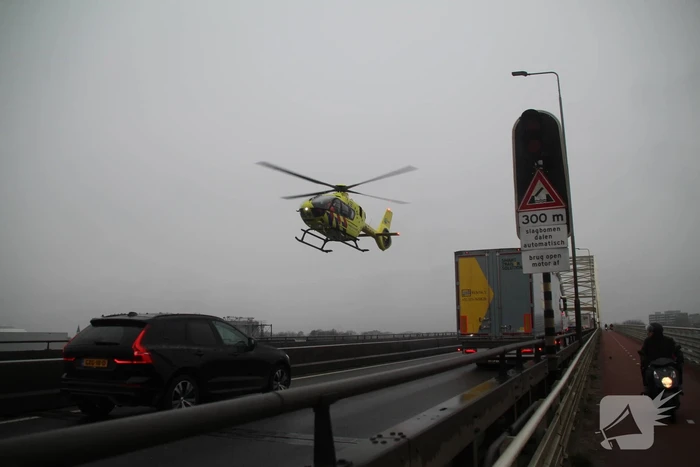 Zware aanrijding tussen bakwagen en auto in Dordrecht