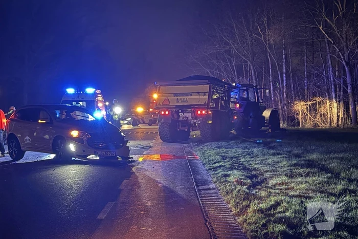Botsing tussen auto en trekker leidt tot tijdelijke wegafsluiting