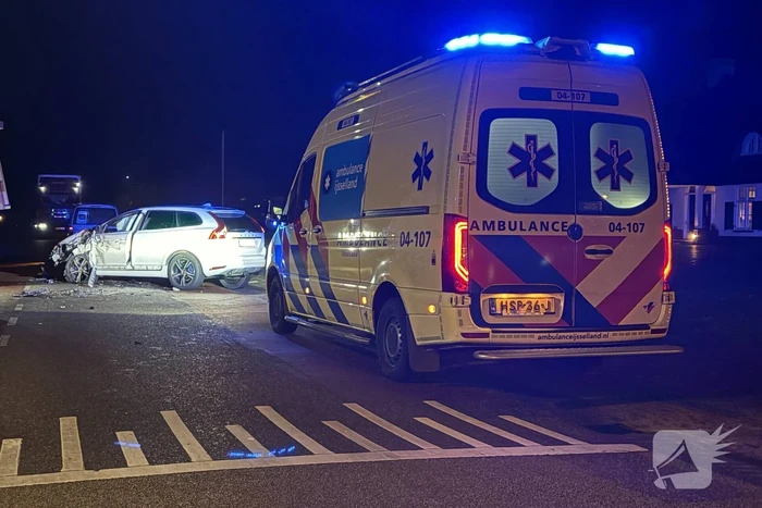 Botsing tussen auto en trekker leidt tot tijdelijke wegafsluiting