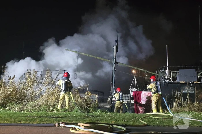 Brand in vaartuig veroorzaakt flinke rookontwikkeling