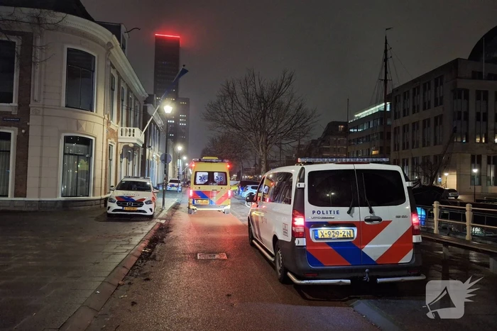 Persoon te water gered door omstanders