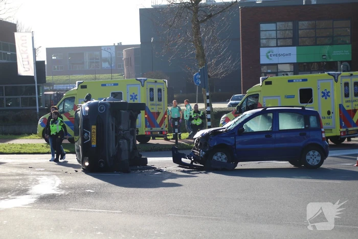 Zwaar ongeval tussen twee auto's met voertuig op zijn kant
