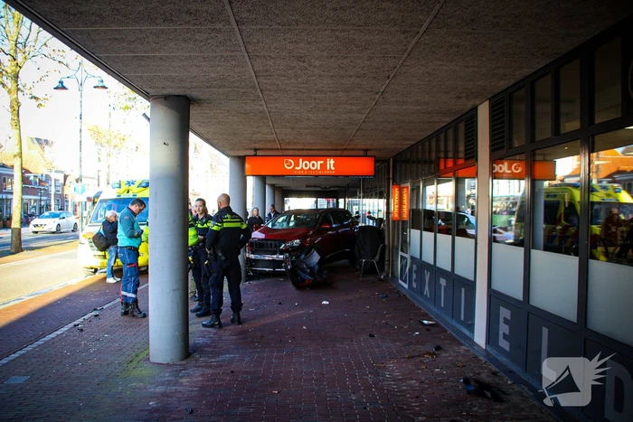 Fietser geraakt bij bizar ongeval, auto komt tegen pilaar tot stilstand