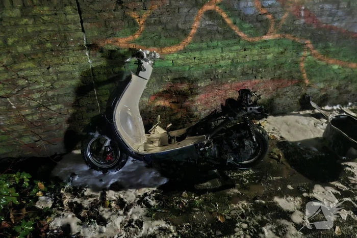 Scooter gaat volledig in vlammen op