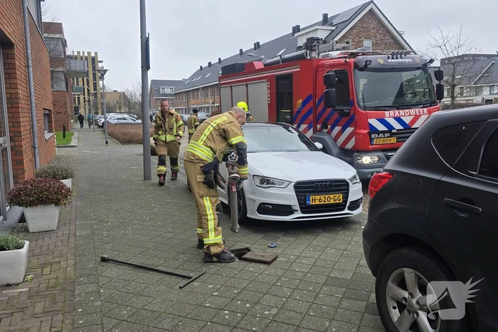 Container vat vlam door vuurwerk, omstanders doen bluspoging