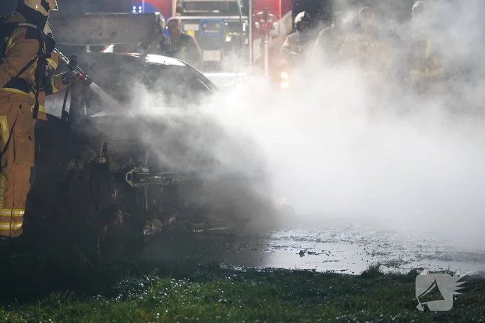 Brand in sloopauto vermoedelijk aangestoken