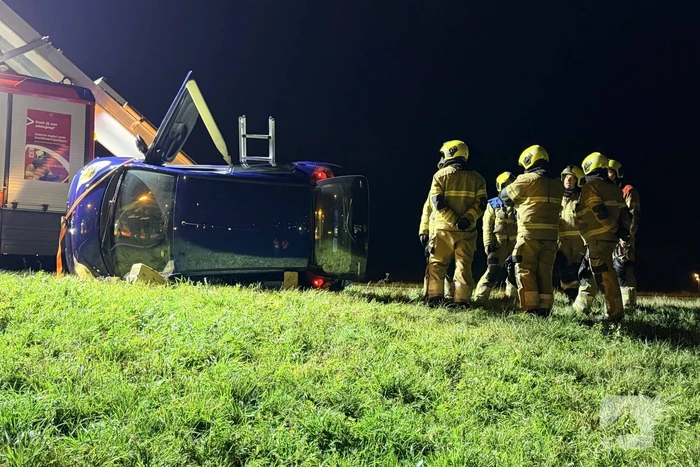 Auto vliegt uit bocht en brandweer bevrijdt vrouw