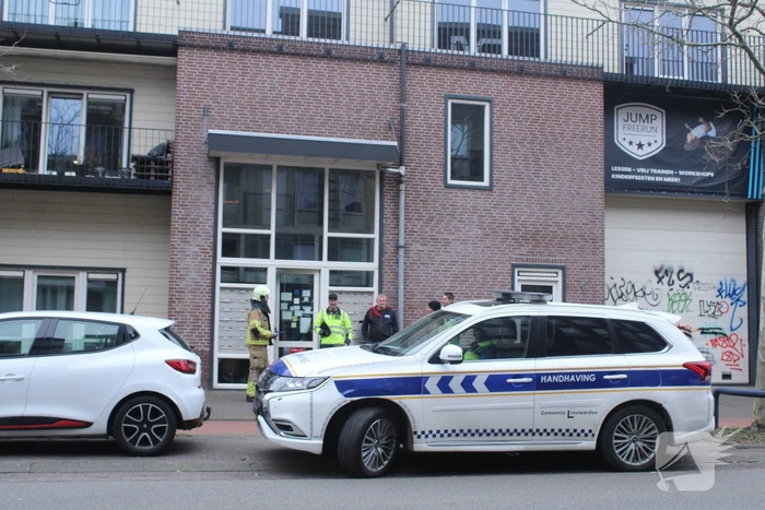 Brandweerlieden reageren op gaslucht in complex