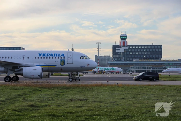 Oekraïense president arriveert op beveiligde luchthaven