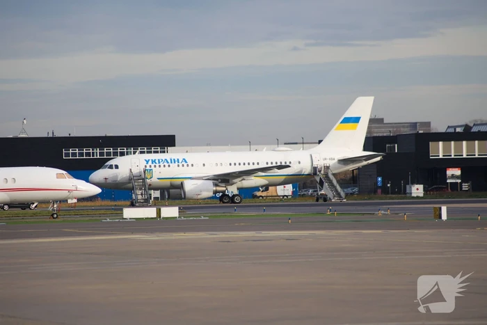 Oekraïense president arriveert op beveiligde luchthaven