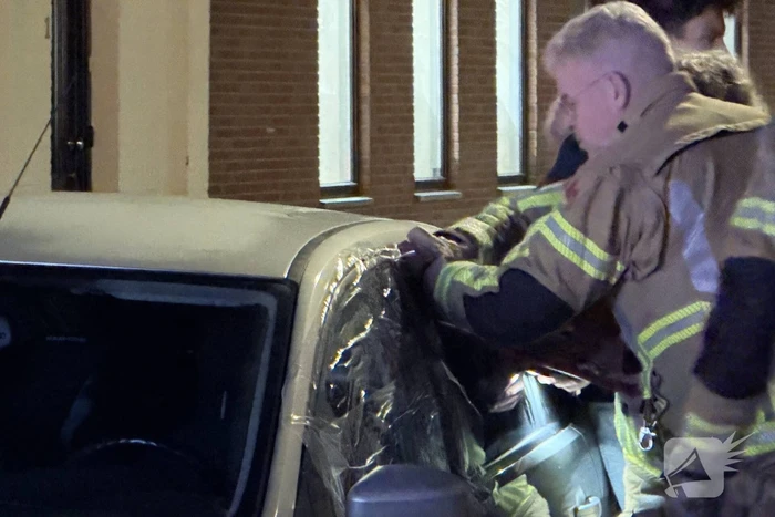 Kind opgesloten in auto, brandweer schiet te hulp