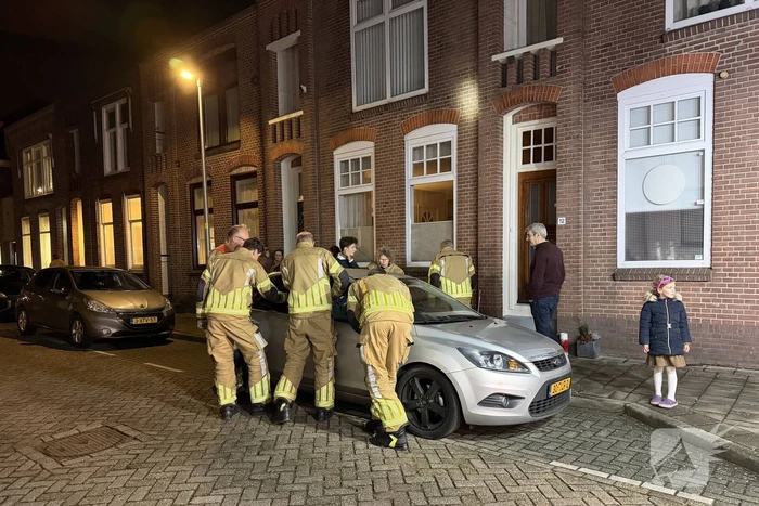 Kind opgesloten in auto, brandweer schiet te hulp