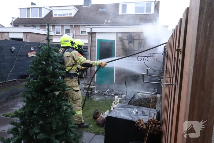 Buurtwerkers blussen brand totdat hulp arriveert