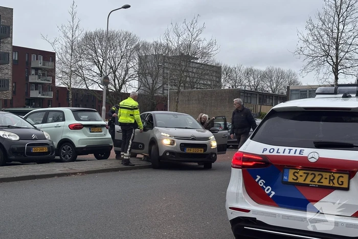Automobiliste rijdt vast op betonblok
